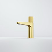Gouden wastafelmengkraan in zijaanzicht met een modern ontwerp