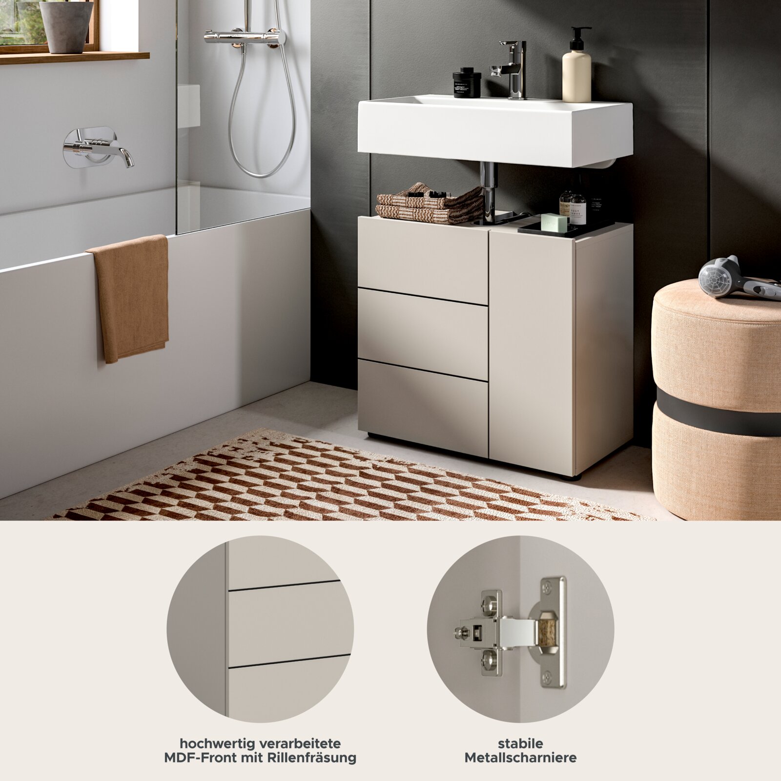 Modernes Badezimmer mit weißem Waschtischunterschrank und rechteckigem Aufsatzwaschbecken, verchromter Armatur, MDF-Front mit Rillenfräsung und Metallscharnier-Detail – Perspektive: leicht schräg von vorn/rechts auf Augenhöhe