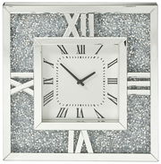 Quadratische Wanduhr mit silbernem Rahmen und römischen Ziffern, frontal abgebildet