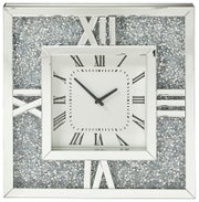Quadratische Wanduhr mit silbernem Rahmen und römischen Ziffern, frontal abgebildet