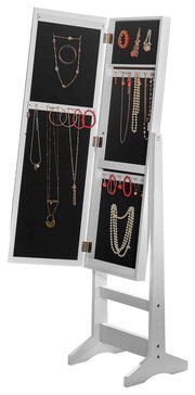 Weißer Schmuckstandspiegel mit geöffneten Türen, die verschiedene Schmuckstücke wie Halsketten, Armbänder und Ohrringe zeigen. Perspektive von vorne.