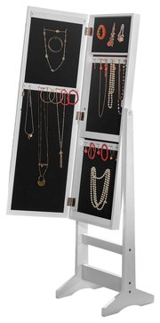 Weißer Schmuckstandspiegel mit geöffneten Türen, die verschiedene Schmuckstücke wie Halsketten, Armbänder und Ohrringe zeigen. Perspektive von vorne.