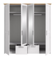 Weißer Kleiderschrank mit Holzdeckplatte, vier geöffneten Türen (zwei mit Spiegel) und zwei ausgezogenen Schubladen, Innenraum mit Kleiderstangen und Ablagefächern, Frontansicht.
