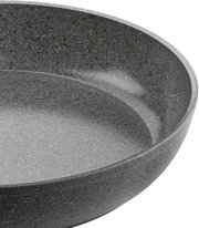 Nahaufnahme einer grauen Bratpfanne mit 20 cm Durchmesser, seitliche Perspektive
