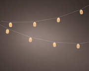 Solarbetriebene Lichterkette mit warmweißen LED-Lampen in dekorativen, netzartigen Hüllen, aufgehängt in diagonaler Perspektive.
