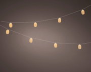 Lichtslinger op zonne-energie met warmwitte ledlampjes in decoratieve, netachtige hoesjes, opgehangen in een diagonaal patroon.