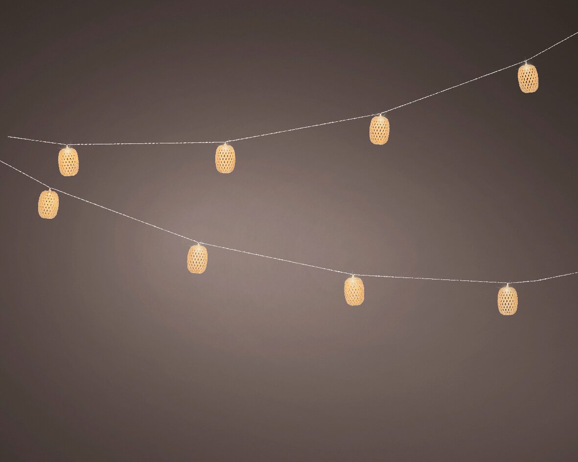 Lichtslinger op zonne-energie met warmwitte ledlampjes in decoratieve, netachtige hoesjes, opgehangen in een diagonaal patroon.