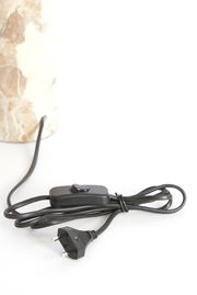 Nahaufnahme eines Lampenfußes aus Marmor mit einem schwarzen Kabel und Schalter, seitliche Perspektive