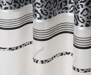 Nahaufnahme eines Vorhangs mit verdeckten Schlaufen, 140x245cm, mit schwarz-weißen Leopardenmuster und horizontalen Streifen.