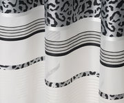 Nahaufnahme eines Vorhangs mit verdeckten Schlaufen, 140x245cm, mit schwarz-weißen Leopardenmuster und horizontalen Streifen.