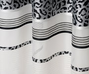 Nahaufnahme eines Vorhangs mit verdeckten Schlaufen, 140x245cm, mit schwarz-weißen Leopardenmuster und horizontalen Streifen.