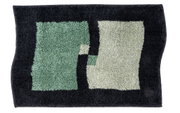 Badkamertapijt in rechthoekige vorm met een abstract patroon in groene en beige tinten op een zwarte achtergrond, bovenaanzicht