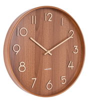 Große, runde Wanduhr aus dunklem Holz mit klaren, erhabenen Ziffern und Zeigern, seitliche Perspektive