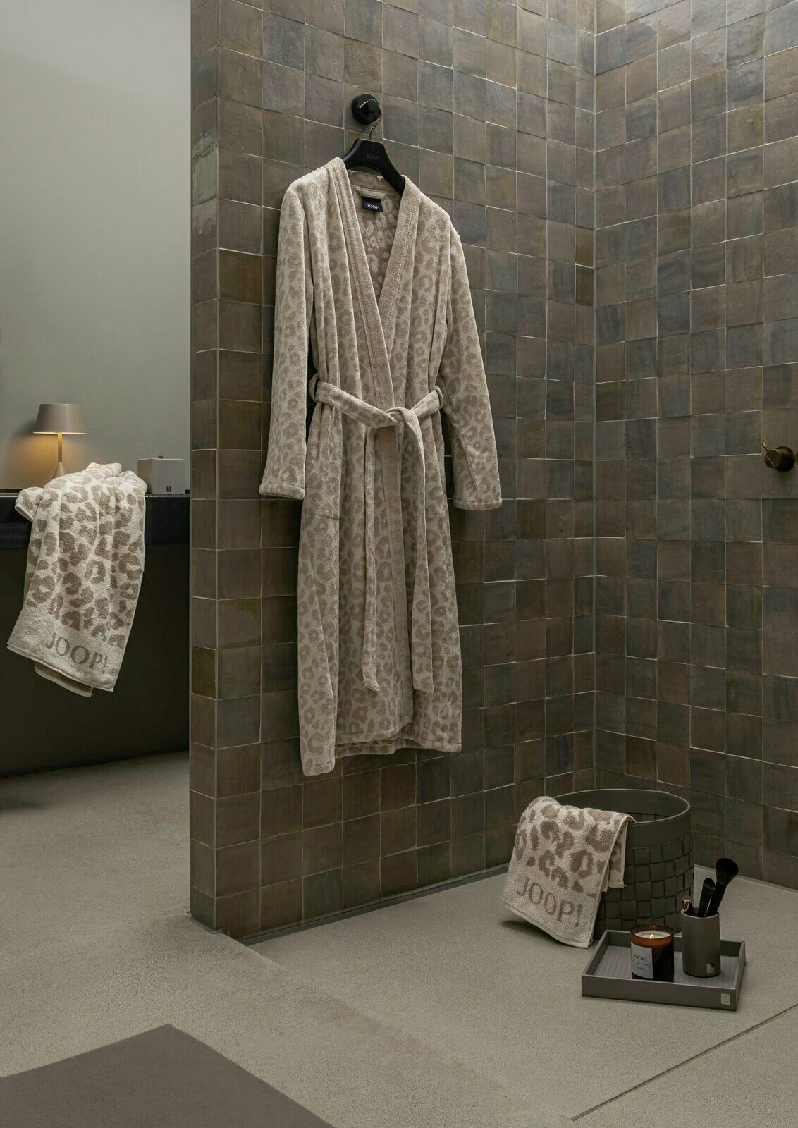 JOOP! Bademantel LEO Beiger Bademantel mit Leopardenmuster, aufgehängt an einer Wand in einem stilvollen Badezimmer. Perspektive: Frontalansicht.
