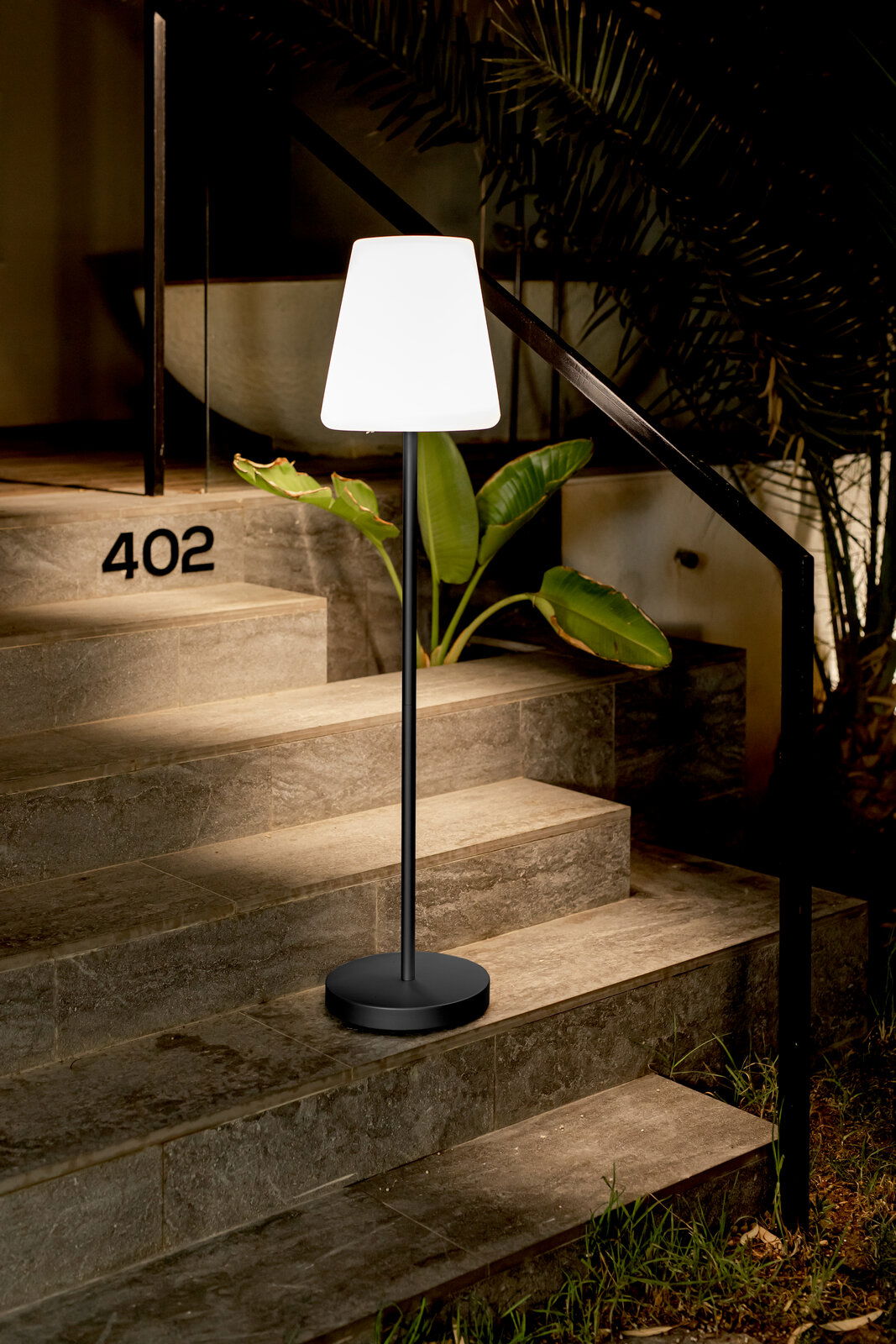 Stehlampe Lola Slim 120 Anthra auf einer Treppe im Freien, seitliche Perspektive