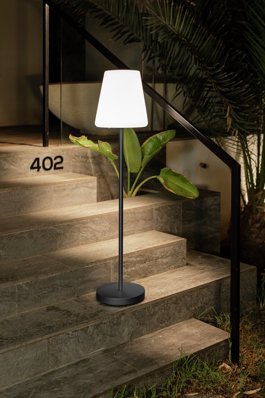 Stehlampe Lola Slim 120 Anthra auf einer Treppe im Freien, seitliche Perspektive