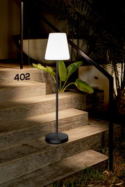 Stehlampe Lola Slim 120 Anthra auf einer Treppe im Freien, seitliche Perspektive