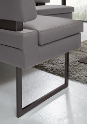 Nahaufnahme einer grauen Eckbank mit modernem Metallgestell, seitliche Perspektive