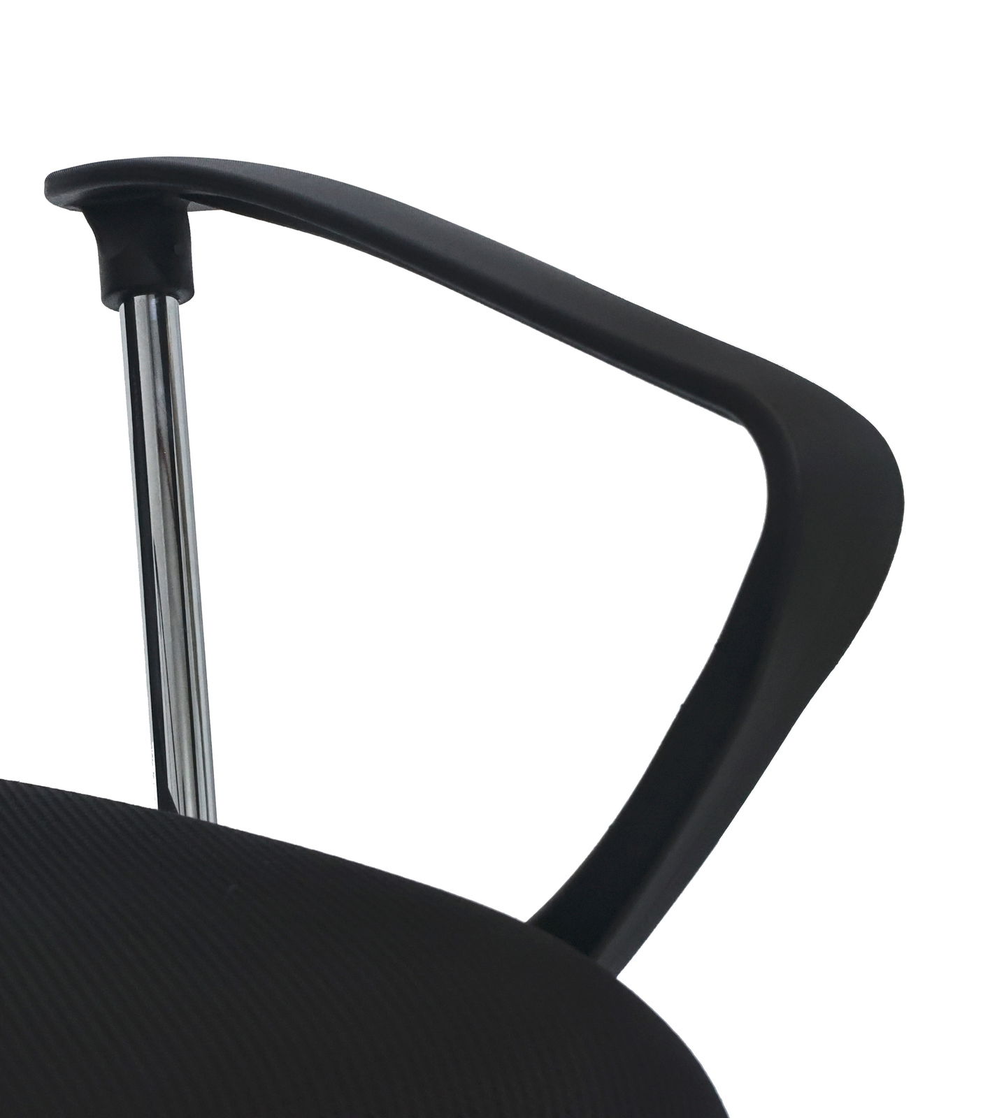 Nahaufnahme eines schwarzen Drehstuhls mit Armlehne und verchromtem Gestell, seitliche Perspektive