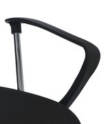 Nahaufnahme eines schwarzen Drehstuhls mit Armlehne und verchromtem Gestell, seitliche Perspektive