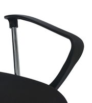 Nahaufnahme eines schwarzen Drehstuhls mit Armlehne und verchromtem Gestell, seitliche Perspektive