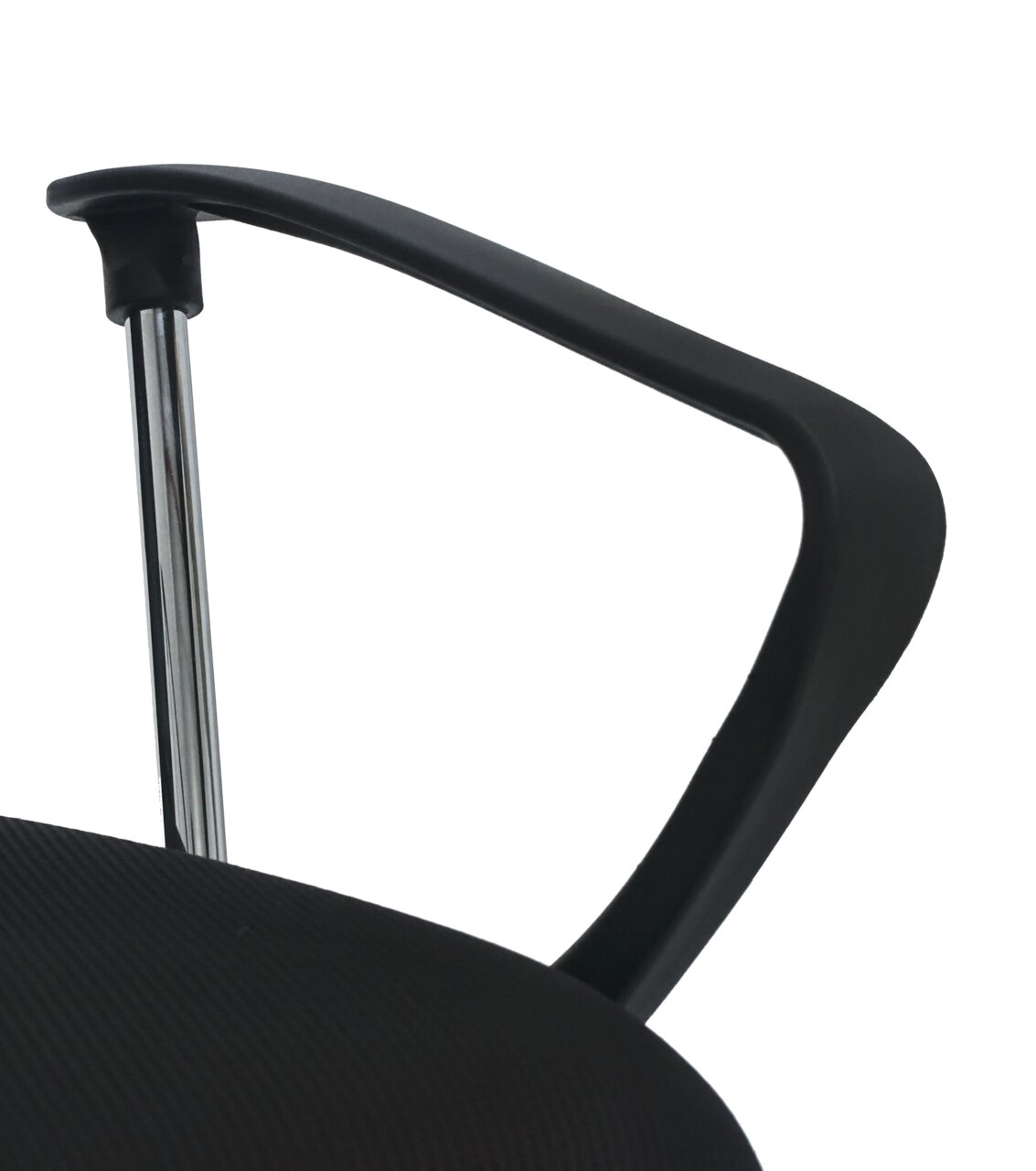 Nahaufnahme eines schwarzen Drehstuhls mit Armlehne und verchromtem Gestell, seitliche Perspektive