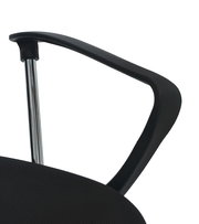 Nahaufnahme eines schwarzen Drehstuhls mit Armlehne und verchromtem Gestell, seitliche Perspektive