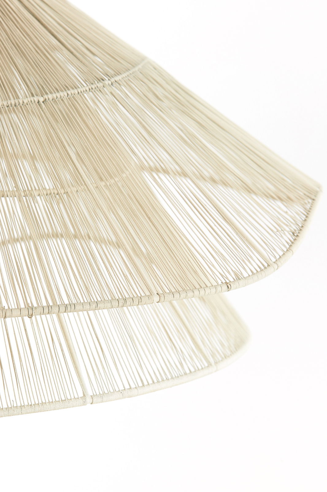 Nahaufnahme einer Hängeleuchte mit einem Schirm aus feinen, hellen Fäden, seitliche Perspektive