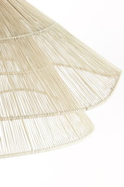 Nahaufnahme einer Hängeleuchte mit einem Schirm aus feinen, hellen Fäden, seitliche Perspektive