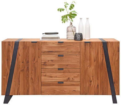 Modernes Sideboard aus Holz mit schwarzen Akzenten, frontal fotografiert. Dekoriert mit Pflanzen und Vasen.