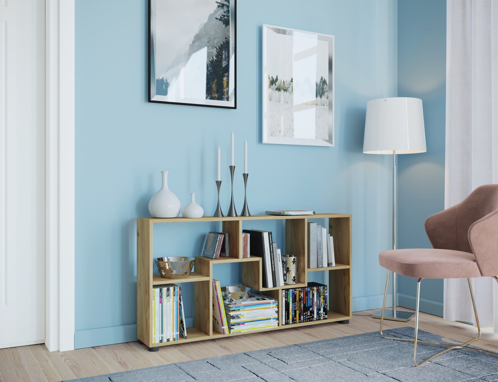 Modernes offenes Holzregal mit asymmetrischen Fächern, dekoriert mit Büchern, Schalen, Vasen und Kerzenständern, im Wohnzimmer neben Stehlampe und Sessel; Perspektive: frontale Ansicht leicht von links.