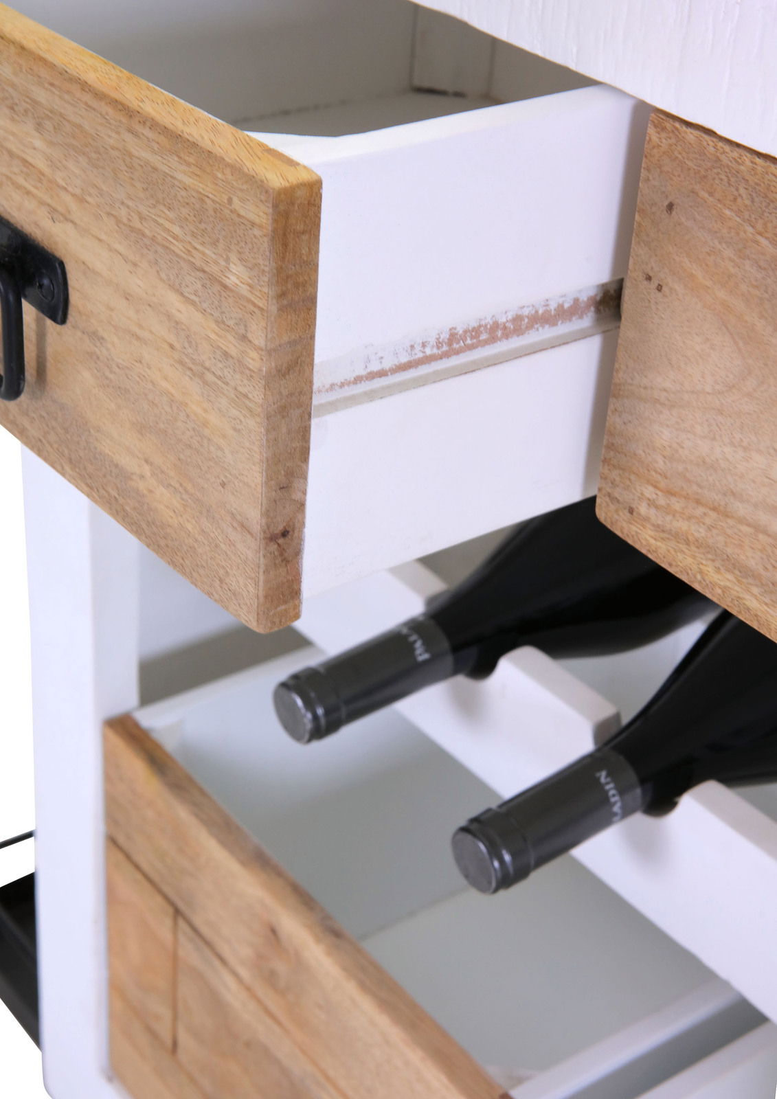 Nahaufnahme eines Barwagens mit Holzschubladen und Weinflaschenhalterung, Perspektive von schräg oben.