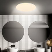 Moderne ronde plafondlamp met warm wit licht boven twee ronde spiegels in een minimalistische badkamer met witte tegelwand, gezien in licht schuin frontaal perspectief van onderaf
