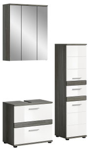 Badezimmermöbel-Set bestehend aus einem Spiegelschrank, einem Hochschrank und einem Waschtischunterschrank in moderner Holzoptik, Frontalansicht