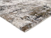 Nahaufnahme eines Designer-Teppichs mit abstraktem Muster in Erdtönen, seitliche Perspektive