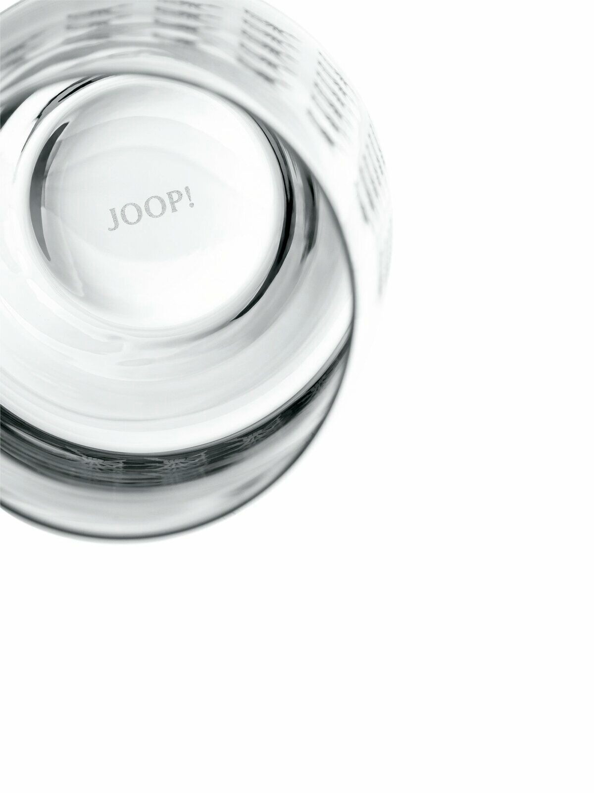 Blick von oben in ein transparentes Longdrinkglas mit der Aufschrift 'JOOP!' am Boden.