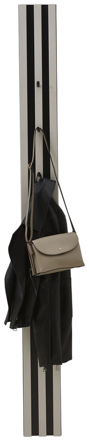 Garderobenpaneel mit vertikalen schwarzen und weißen Streifen, darauf hängen eine schwarze Jacke und eine beige Handtasche. Frontalansicht.