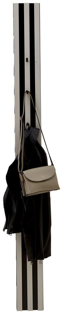 Garderobenpaneel mit vertikalen schwarzen und weißen Streifen, darauf hängen eine schwarze Jacke und eine beige Handtasche. Frontalansicht.