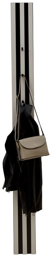 Garderobenpaneel mit vertikalen schwarzen und weißen Streifen, darauf hängen eine schwarze Jacke und eine beige Handtasche. Frontalansicht.