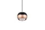 Moderne Pendelleuchte Orbit in Kugelform mit schwarzem und kupferfarbenem Streifen, seitliche Perspektive.