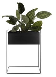 Schwarzer Pflanzkübel auf einem Metallgestell mit grünen Blättern, Frontalansicht