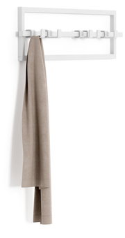 Moderne Wandgarderobe mit mehreren Haken, an der ein beiger Schal hängt. Perspektive von vorne.