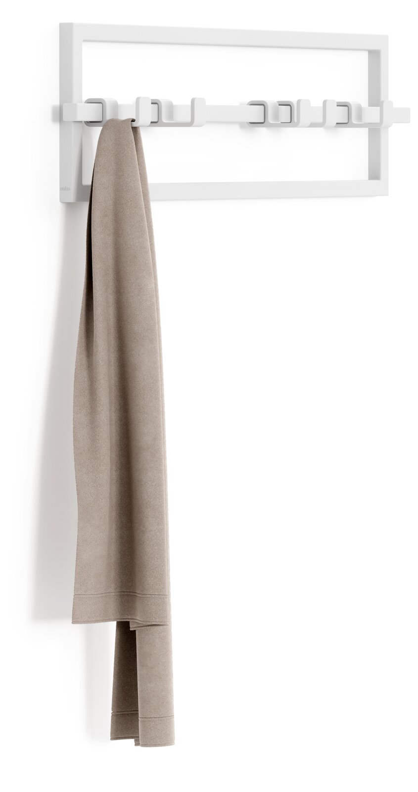 Moderne Wandgarderobe mit mehreren Haken, an der ein beiger Schal hängt. Perspektive von vorne.