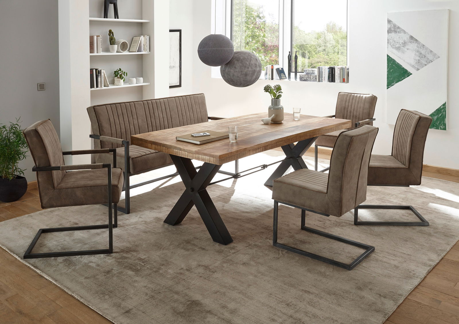 Z2 Schwingstuhl LINDA Esszimmer mit modernem Tisch und Stühlen in einem hellen Raum mit großen Fenstern, seitliche Perspektive