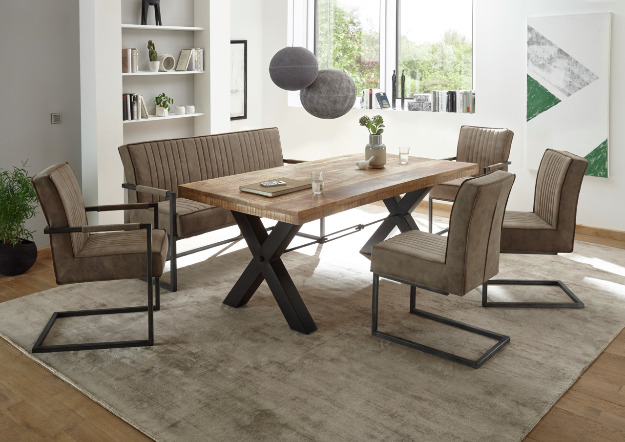 Z2 Schwingstuhl LINDA Esszimmer mit modernem Tisch und Stühlen in einem hellen Raum mit großen Fenstern, seitliche Perspektive