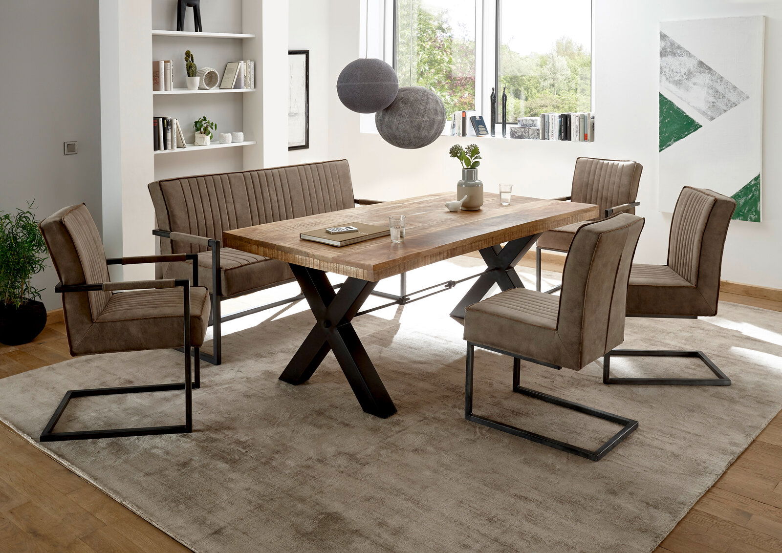 Z2 Armlehnstuhl LINDA Esszimmer mit modernem Tisch und Stühlen in einem hellen Raum mit großen Fenstern, seitliche Perspektive