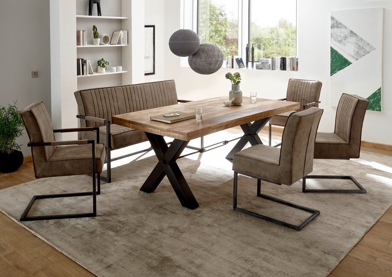 Z2 Schwingstuhl LINDA Esszimmer mit modernem Tisch und Stühlen in einem hellen Raum mit großen Fenstern, seitliche Perspektive