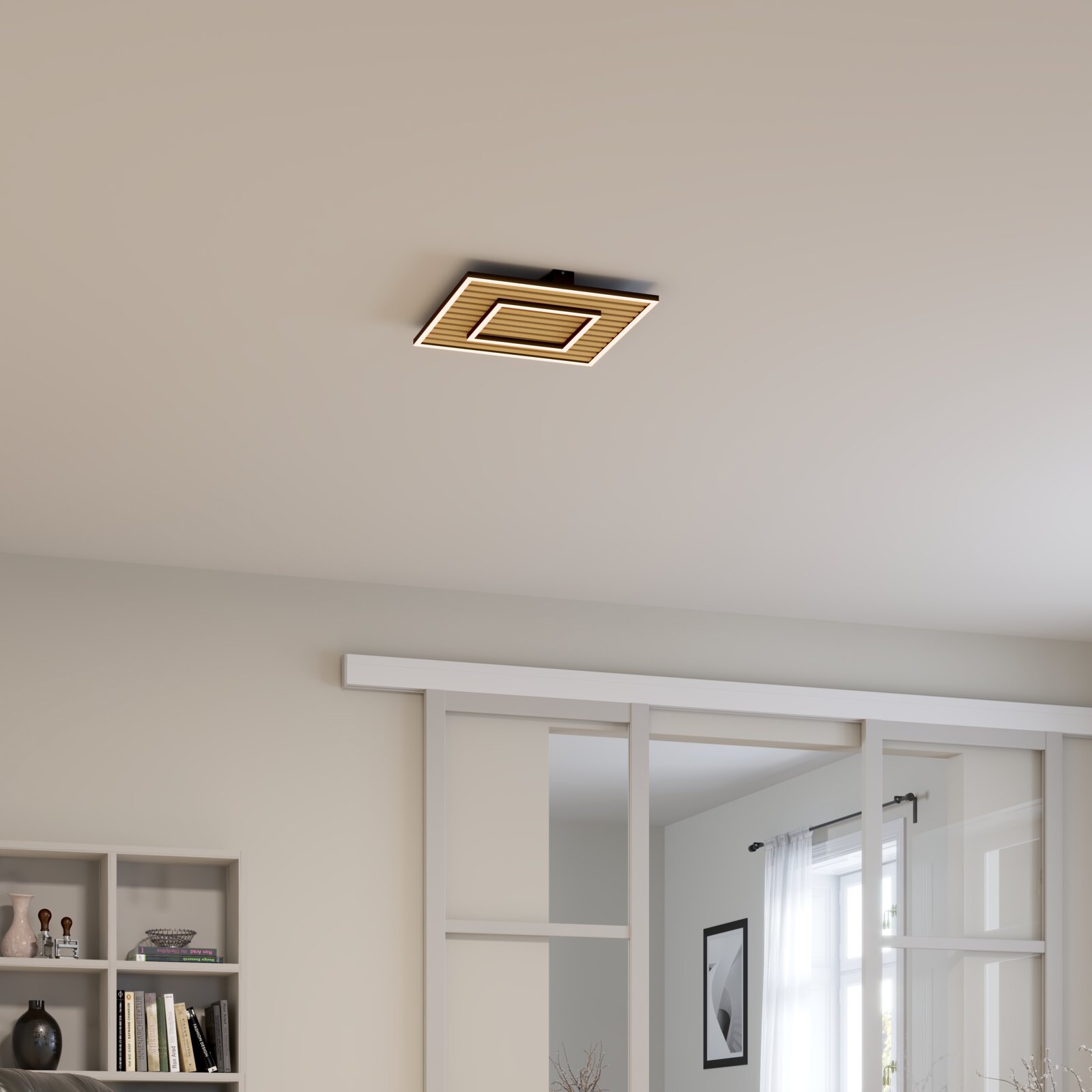 Moderne quadratische LED-Deckenleuchte mit warmweißem Licht und geometrischem Doppelrahmen-Design, an der Zimmerdecke montiert, Ansicht schräg von unten in einem Wohnraum