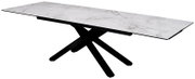 Moderne rechthoekige eettafel met wit marmerlook tafelblad en zwart gekruist metalen onderstel, schuin van voren en licht van boven afgebeeld.
