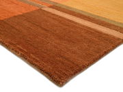 Teppich in warmen Erdtönen mit geometrischem Muster, Perspektive von der Seite